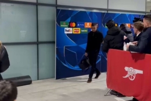 保持风度姆巴佩输球后与小球迷合影并签名