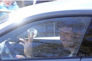 开云在线-图片报：周日穆勒开车去训练时，球迷们高喊他的名字并送上掌声