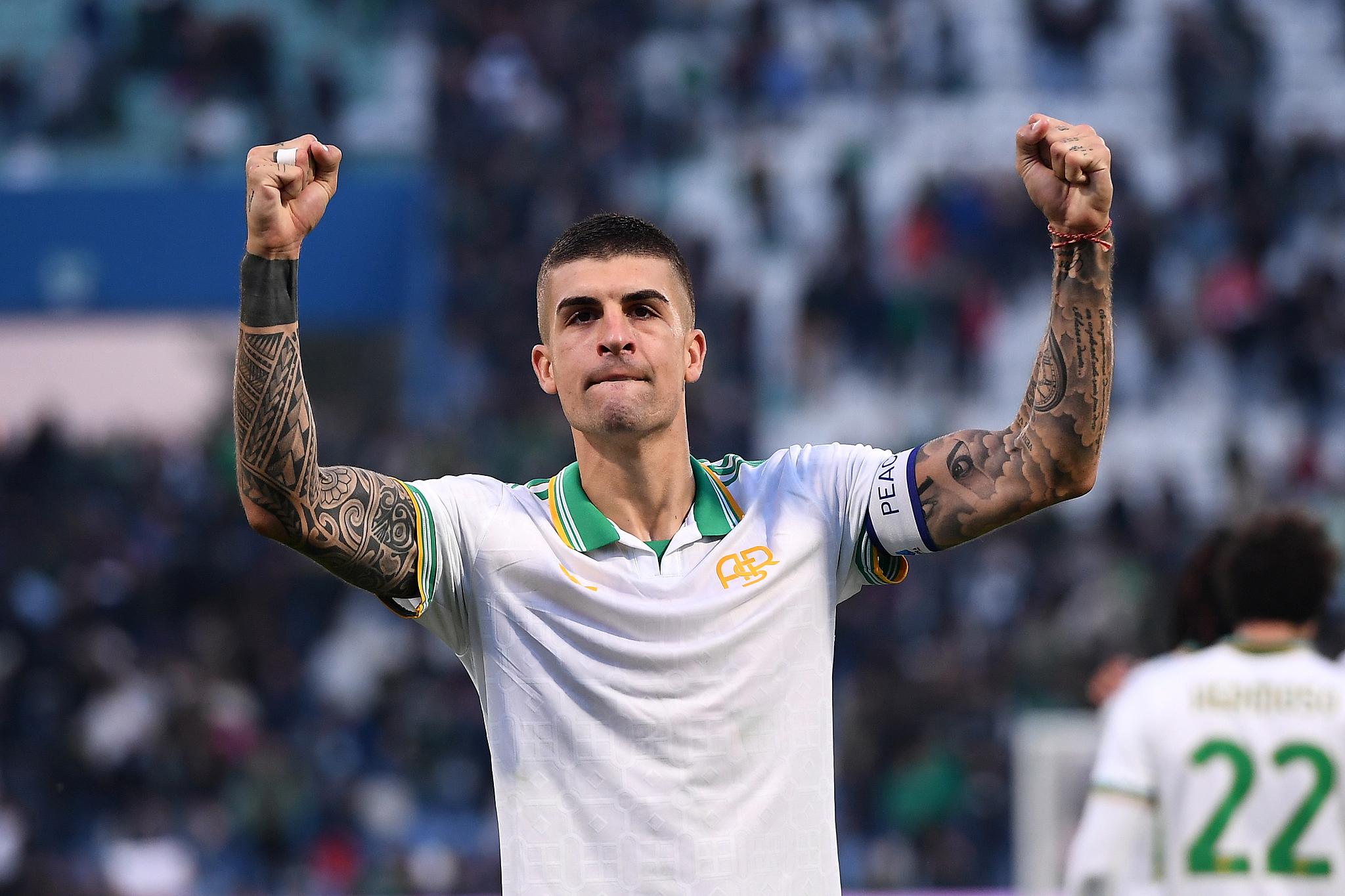 开云下载-都灵vs罗马，曼奇尼庆祝身披罗马战袍300次出场