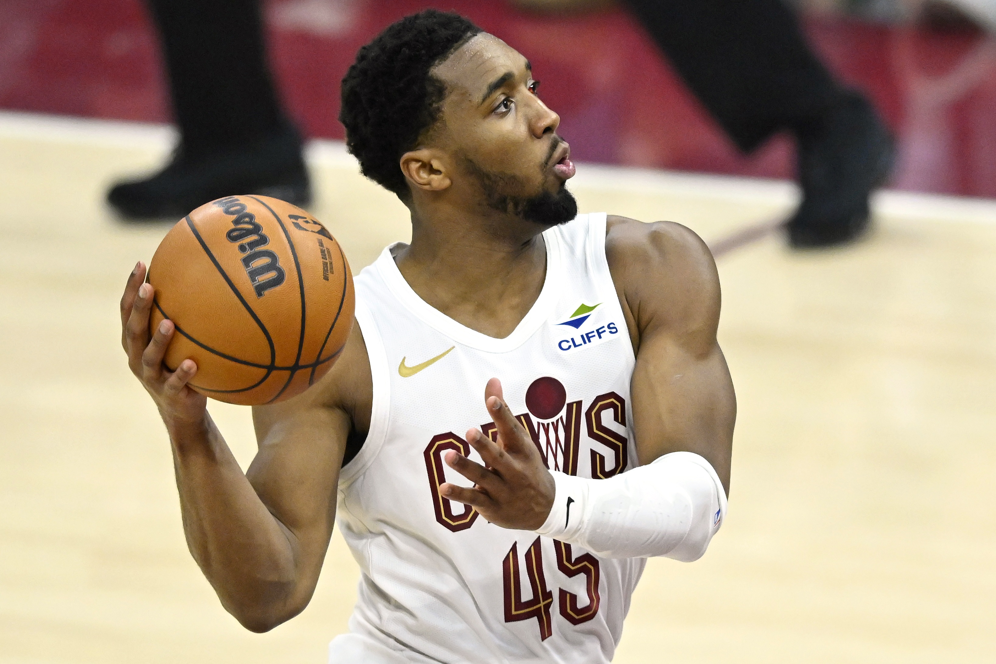 开云下载-米球王！米切尔18投10中&amp;罚球12中11 砍34分2板5助1断&amp;正负值+11